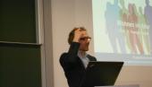 Prof. Fischer stellt sich den gehörlosen Teilnehmern in Deutscher Gebärdensprache vor